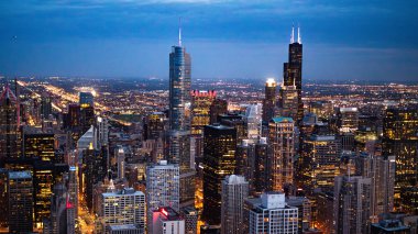 Gece Chicago - şehir merkezinde etkileyici havadan görünüm - Chicago, Illinois - 12 Haziran 2019