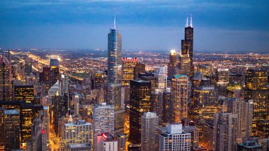 Gece Chicago - şehir merkezi üzerinde etkileyici hava görünümü - seyahat fotoğrafçılığı