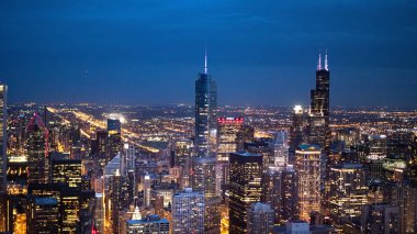 Gece Chicago - gökdelenler üzerinde inanılmaz havadan görünümü - Chicago, Illinois - 12 Haziran 2019