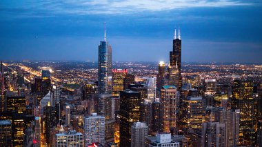Gece Chicago - şehir merkezinde etkileyici havadan görünüm - Chicago, Illinois - 12 Haziran 2019