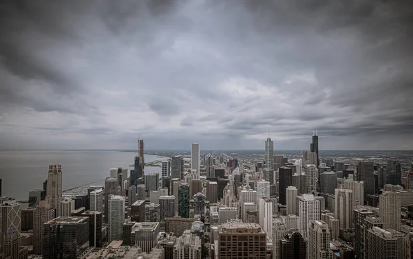 Flygutsikt över Chicago på en molnig dag — Stockfoto