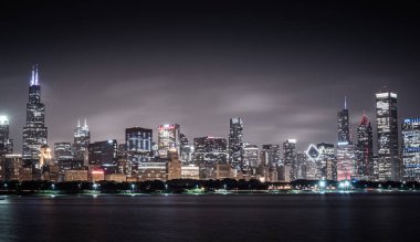 Gece Chicago Skyline - Michigan Gölü görünümü