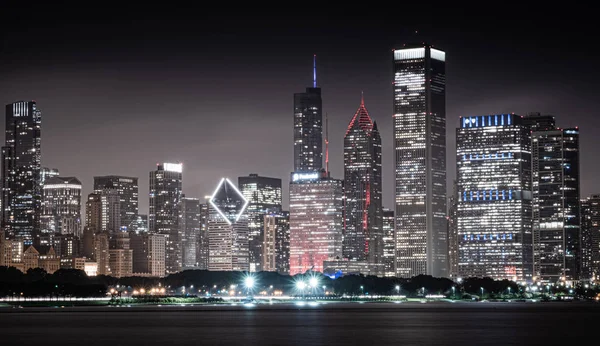 Skyline de Chicago à noite vista do Lago Michigan — Fotografia de Stock