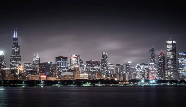 Skyline de Chicago à noite vista do Lago Michigan — Fotografia de Stock