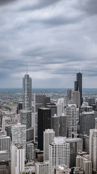Luchtfoto over Chicago op een bewolkte dag — Stockfoto