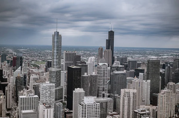 Vista aerea su Chicago in una giornata nuvolosa — Foto Stock