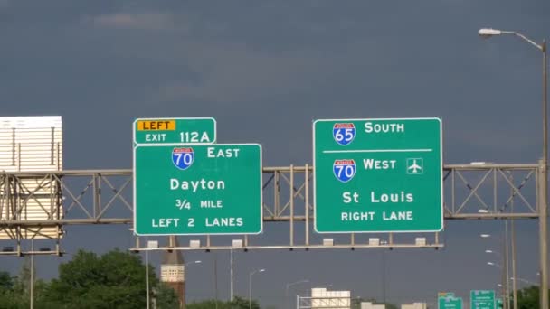 Πινακίδα κατεύθυνσης για το Σαιντ Λούις στον αυτοκινητόδρομο - Σικάγο. Ηνωμένες Πολιτείες - 11 Ιουνίου 2019 — Αρχείο Βίντεο