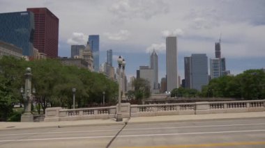 Chicago 'nun şehir merkezindeki yüksek binalar Grant Park - Chicago manzaralı. Birleşik Devletler - 11 Haziran 2019