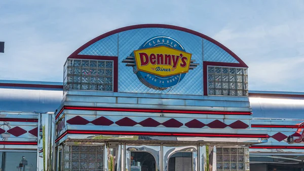 Dennys Amerikaans diner restaurant in Louisville-Louisville. Verenigde Staten-14 juni 2019 — Stockfoto