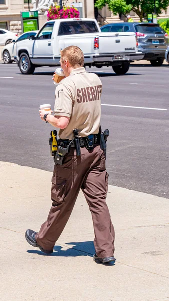 Sheriff en las calles de Louisville - LOUISVILLE. Estados Unidos - 14 de junio de 2019 — Foto de Stock