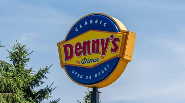 Dennys American Diner restauracja w Louisville-Louisville. USA-14 czerwca 2019 — Zdjęcie stockowe