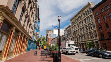 Louisville Main Street renkli binalar - Louisville. Abd - 14 Haziran 2019