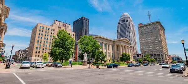 Güneşli bir günde Louisville sokak manzarası - Louisville. Abd - 14 Haziran 2019