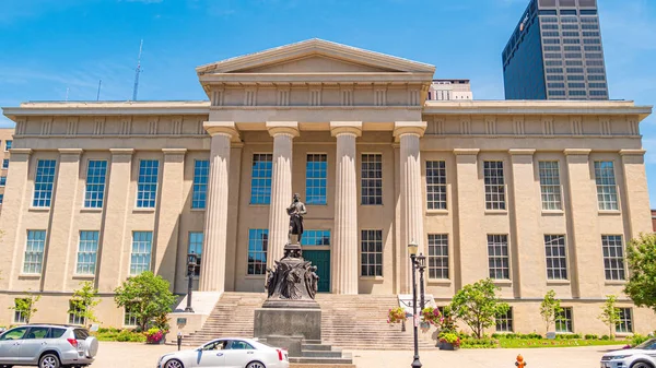 Louisville Metro Hall building - LOUISVILLE. EUA - JUNHO 14, 2019 — Fotografia de Stock