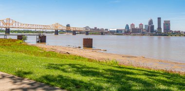 Ohio Nehri Louisville güneşli bir günde - Louisville. Abd - 14 Haziran 2019