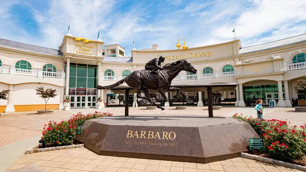 Statue de Barbaro à Churchill Downs à Louisville - LOUISVILLE. États-Unis - 14 JUIN 2019 — Photo