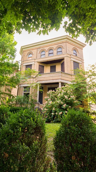 Chateauesque Architecture in Old Louisville - LOUISVILLE. USA - JUNE 14, 2019 — Stock Photo, Image