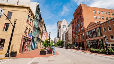 Louisville Main Street renkli binalar - Louisville. Abd - 14 Haziran 2019