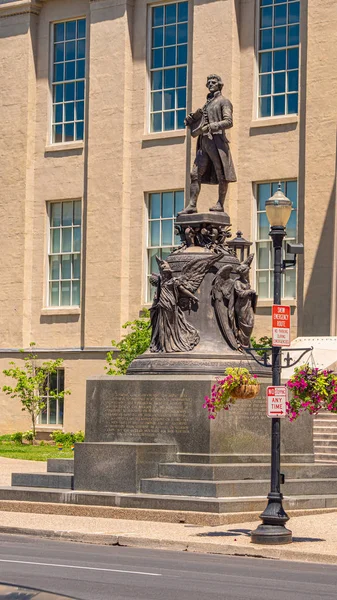 Статуя короля Людовика в Луисвилле - Луисвилль. США - 14 июня 2019 г. — стоковое фото