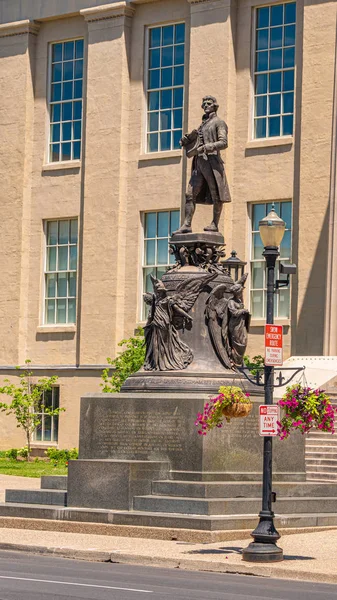 Статуя короля Людовика в Луисвилле - Луисвилль. США - 14 июня 2019 г. — стоковое фото