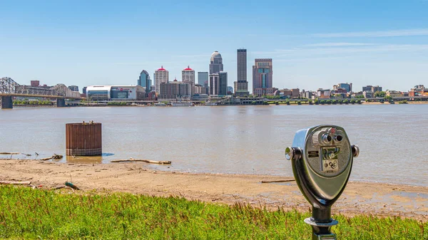 Panorama města Louisville-pohled z Ashland parku-Louisville. USA-14. června 2019 — Stock fotografie