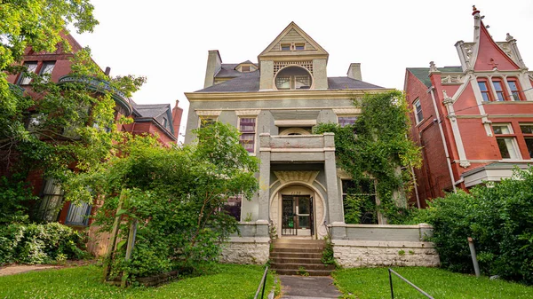 Beautiful french style mansions at Old Louisville - LOUISVILLE. USA - JUNE 14, 2019 — Stock Photo, Image