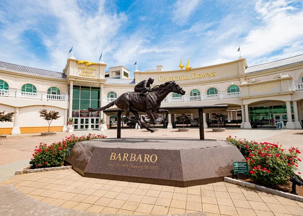 Churchill Downs Horse Race и музей Дерби в Луисвилле - LOUISVILLE. США - 14 июня 2019 г. — стоковое фото