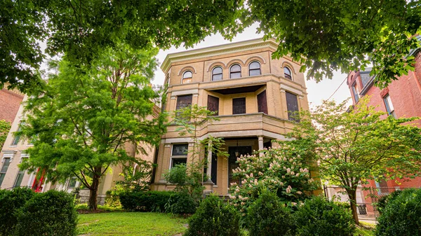 Beautiful french style mansions at Old Louisville - LOUISVILLE. USA - JUNE 14, 2019 — Stock Photo, Image