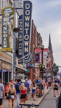 Nashville Broadway şehirde popüler ve yoğun bir yerdir - Nashville, Tennessee - 15 Haziran 2019