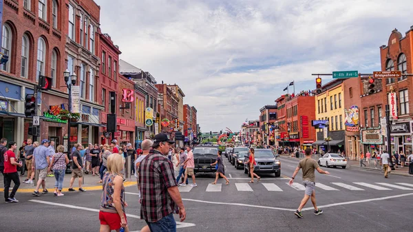Nashville Broadway şehirde popüler ve yoğun bir yerdir - Nashville, Tennessee - 15 Haziran 2019
