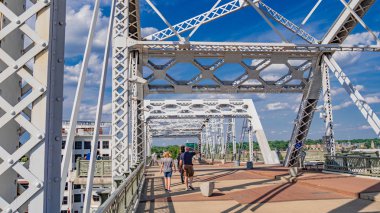 Nashville Cumberland Nehri üzerinde popüler yaya köprüsü - Nashville, Tennessee - 15 Haziran 2019