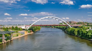 Cumberland Nehri ve Koreliler Gaziler Köprüsü Nashville - Nashville, Tennessee - 15 Haziran 2019