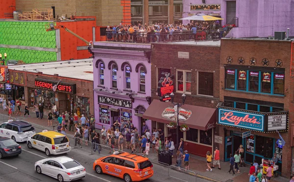 Vista de los pubs de música en vivo y bares en la azotea en Nashville - NASHVILLE, Estados Unidos - 15 de junio de 2019 — Foto de Stock
