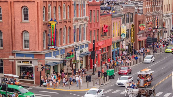 Vista de los pubs de música en vivo y bares en la azotea en Nashville - NASHVILLE, Estados Unidos - 15 de junio de 2019 — Foto de Stock