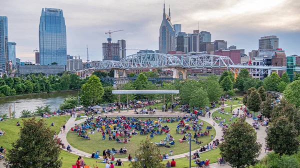 Nashville Cumberland Park'ta Açık Hava Müzik performansı