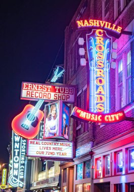 Renkli Nashville Broadway gece - Nashville, Tennessee - 15 Haziran 2019