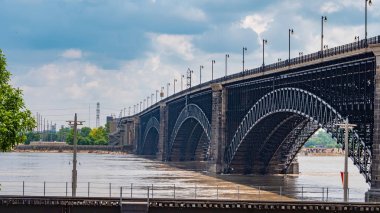 Saint Louis Mississippi Nehri üzerinde Eads Köprüsü - St Louis, Missouri - 19 Haziran 2019