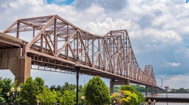St. Louis'de Mississippi Nehri üzerinde Martin Luther King Köprüsü - St. Louis, Missouri - 19 Haziran 2019