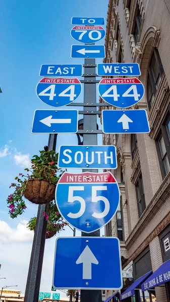 Gatuskyltar Till Interstate Vid Louis Downtown Louis Missouri Juni 2019 — Stockfoto