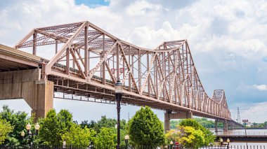 St. Louis'de Mississippi Nehri üzerinde Martin Luther King Köprüsü - St. Louis, Missouri - 19 Haziran 2019