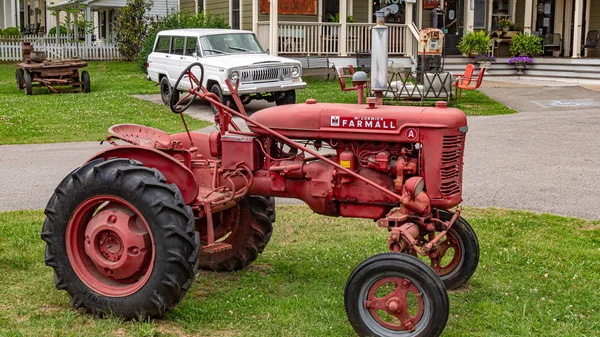 Vanha Traktori Maassa Leipers Fork Tennessee Kesäkuu 2019 — kuvapankkivalokuva