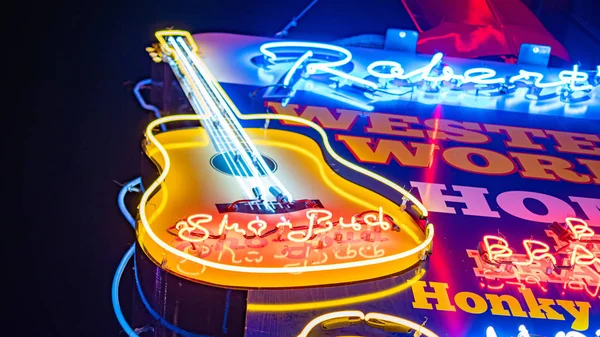 Nashville Broadway'de renkli neon tabelaları - Nashville, Tennessee - 15 Haziran 2019