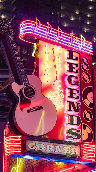 Gece Nashville Broadway'de renkli neon tabelalar - Nashville, Tennessee - 15 Haziran 2019