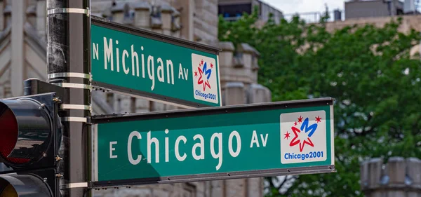 Street sign Chicago Avenue - CHICAGO, USA - JUNE 11, 2019 — Stock Photo, Image