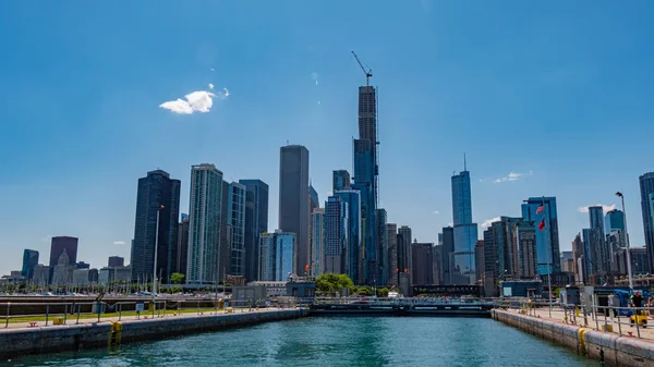 La esclusa del río Chicago en el lago Michigan - CHICAGO, Estados Unidos - 11 de junio de 2019 — Foto de Stock