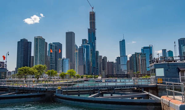 Skyline of Chicago view from Lake Michigan - CHICAGO, USA - JUNE 11, 2019 — стокове фото
