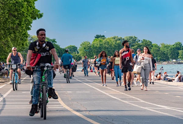 Walk and bike lanes along Chicago beach - CHICAGO, USA - JUNE 11, 2019 — Stock Photo, Image