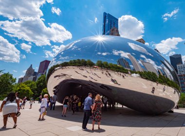 Chicago 'daki Millennium Park' taki Meşhur Bulut Kapısı - Chicago, ABD - 11 Haziran 2019