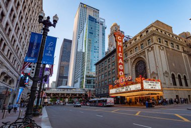 State Street 'teki ünlü Chicago Tiyatrosu eski Balaban ve Katz Tiyatrosu - Chicago, ABD - 11 Haziran 2019