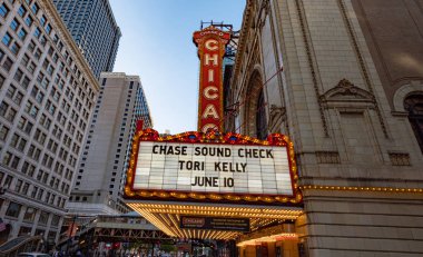State Street 'teki ünlü Chicago Tiyatrosu eski Balaban ve Katz Tiyatrosu - Chicago, ABD - 11 Haziran 2019